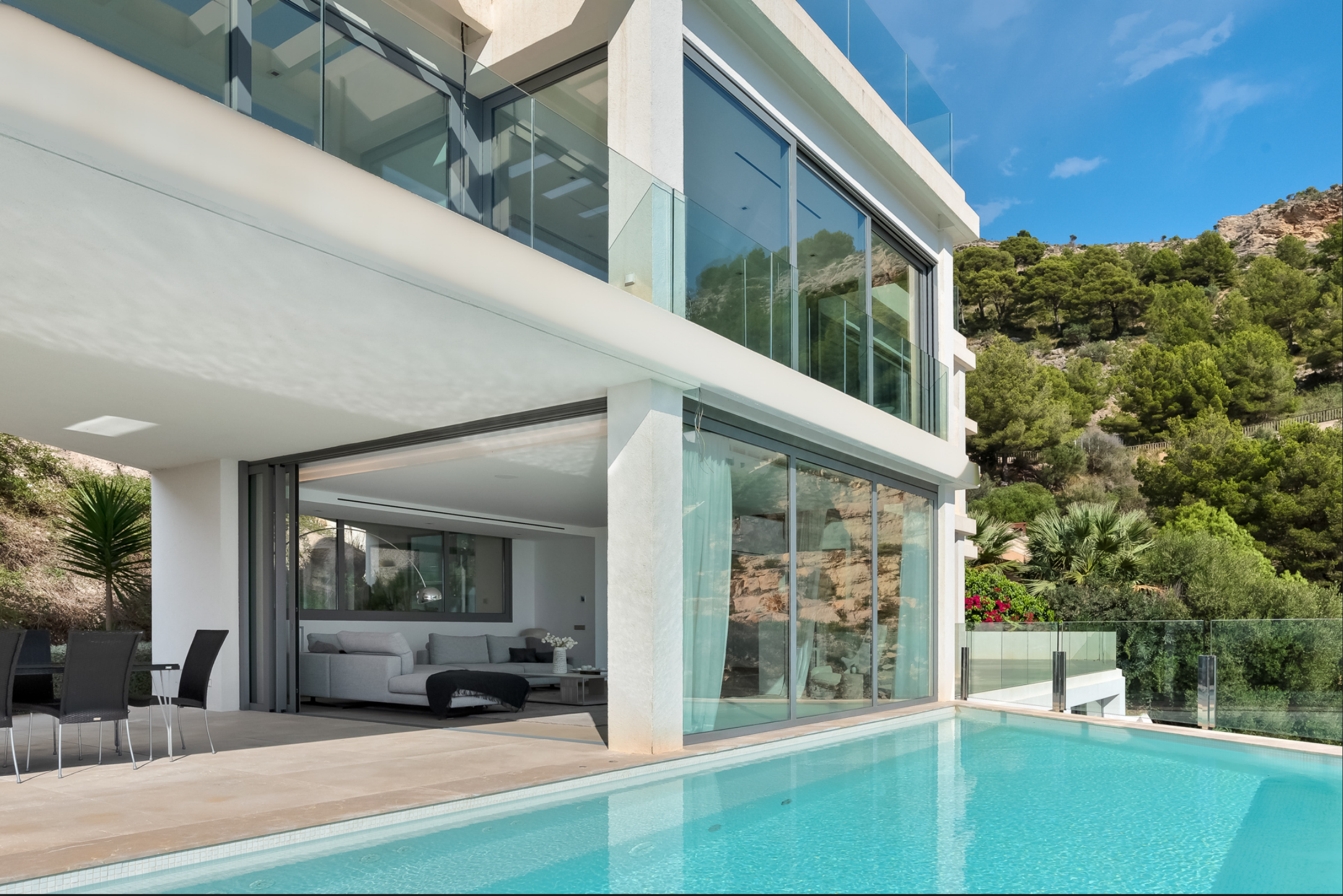 Traumimmobilie in exklusiver Hanglage am Meer mit spektakulärer Aussicht!