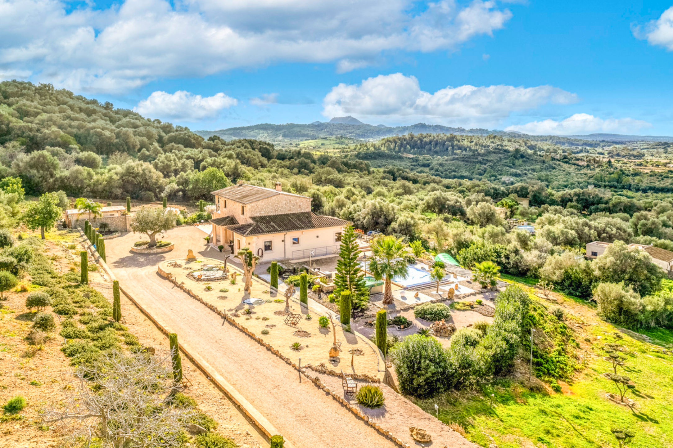 Exklusives Landhaus Son Maciá: Moderne Eleganz, traumhafter Blick und Privatsphäre